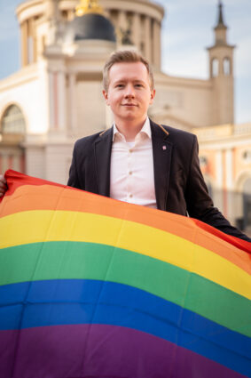 Matti Karstedt: FDP kritisiert Hissung der Regenbogenflagge mit Birgit Bessin